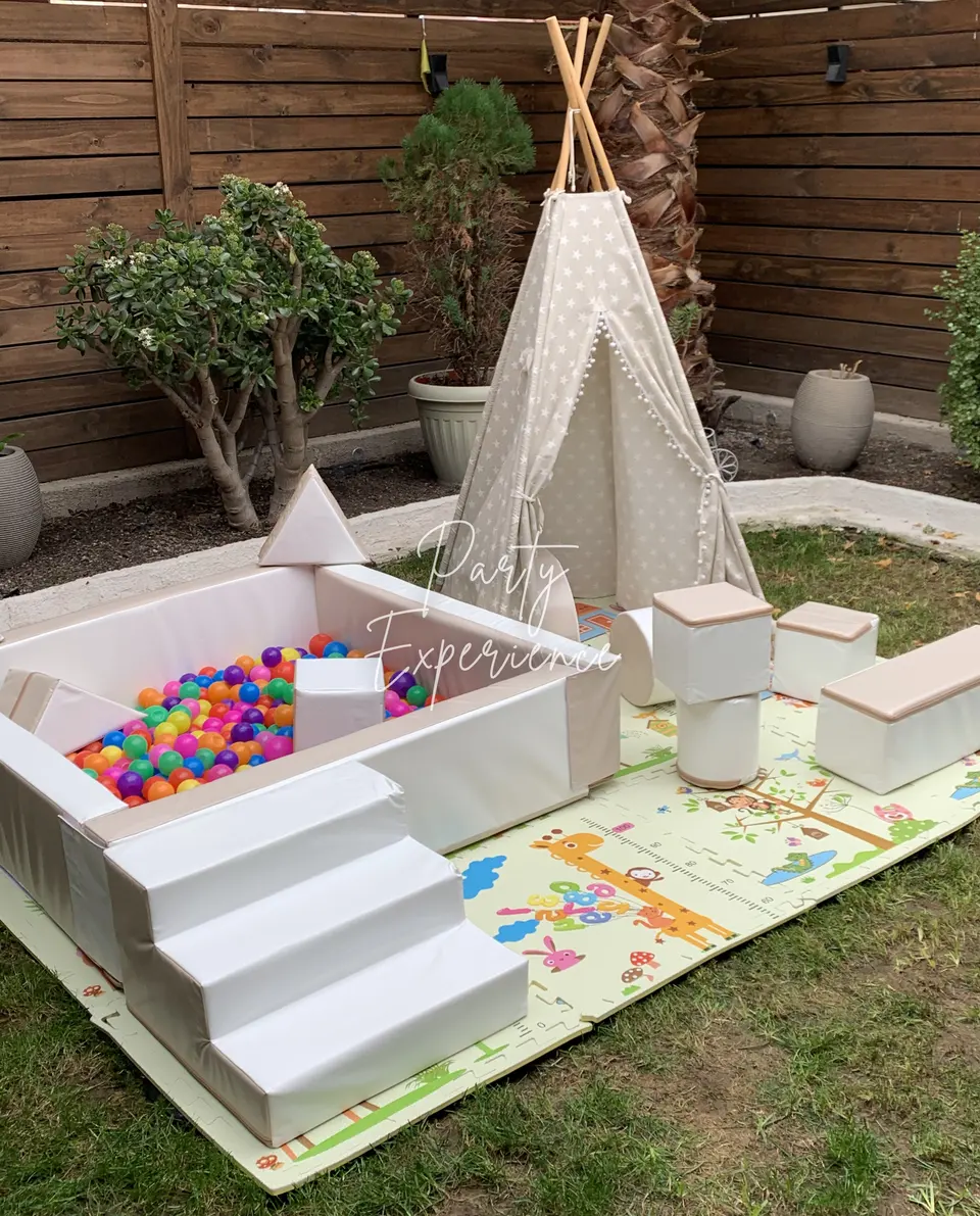 Plaza blanda con tipi en exterior